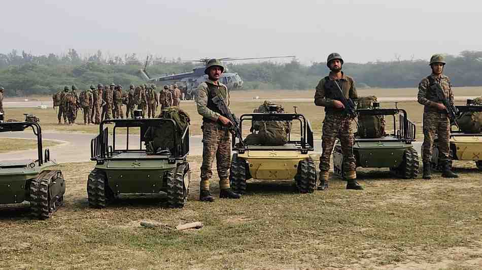 Dagger-X UGV with soldiers - Club First Robotics
