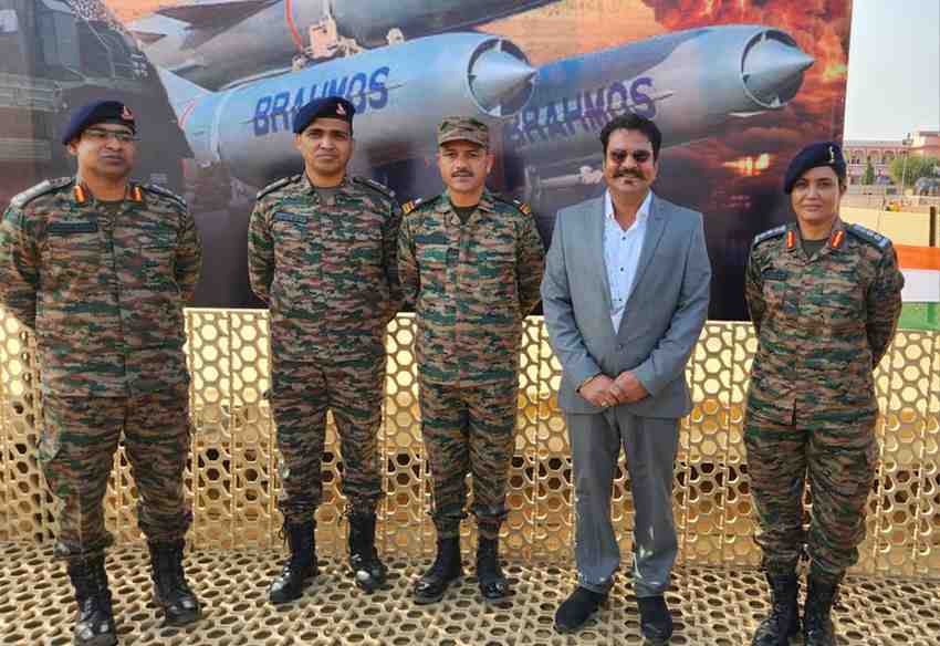 Bhuvneshwar mishra with Army Officer on Brahmos - Club First Robotics